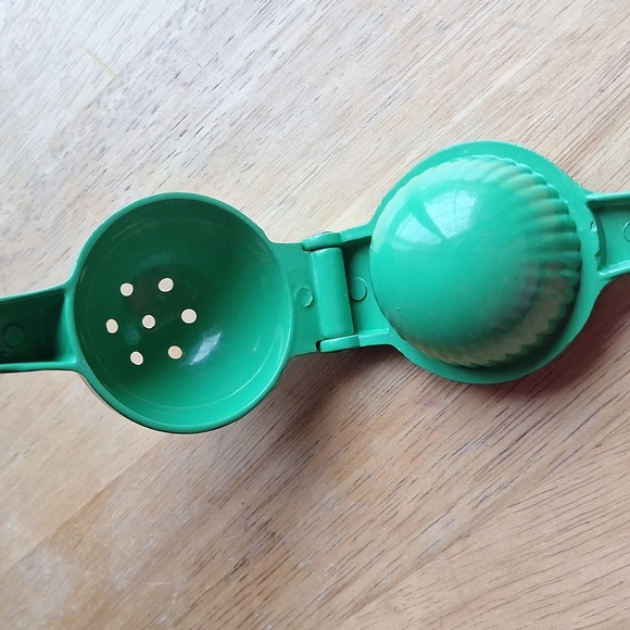 Manual Green Citrus Juicer - Picture 6 of 8